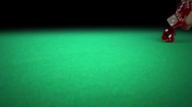 yeşil oyun kumar tablo siyah arka plan üzerine, yavaş hareket ile çekim, spor eğlence eğlence oyun kavramını haddeleme üç kırmızı zar