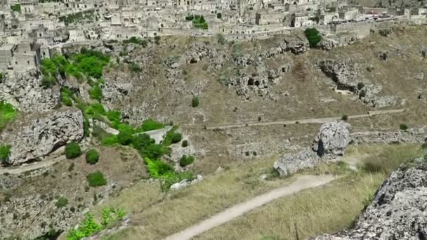 Vista panorámica de las piedras típicas Sassi di Matera y la iglesia de Matera bajo el cielo azul. Basilicata, Italia , — Vídeo de stock