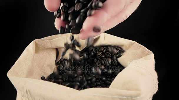 Manos de hombre sosteniendo granos de café en saco de lona y algunos cayendo, tiro cámara lenta, agricultura y nutrición — Vídeos de Stock