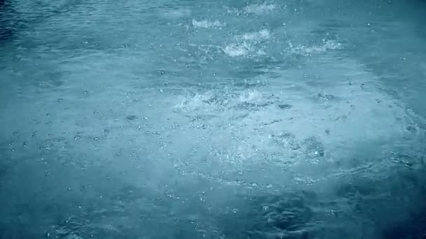 Cámara lenta de fuertes gotas de agua de lluvia o mancha en la calle de superficie — Vídeo de stock