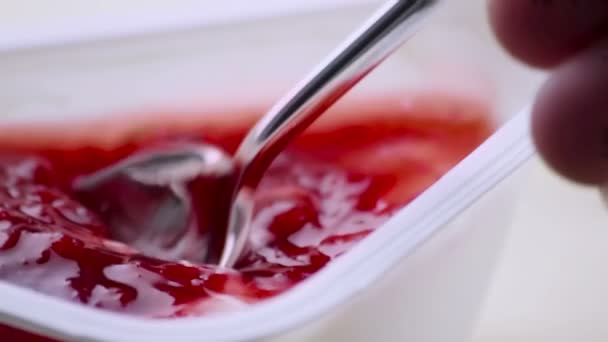 Close-up de morango vermelho saudável e iogurte branco na colher, conceito de comida saudável — Vídeo de Stock