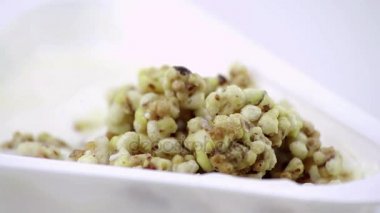 close-up sağlıklı tahıl ve çikolata yemek ile beyaz yoğurt kaşık kaşık diyet sağlıklı gıda kavramı ile 