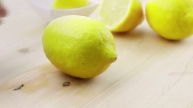 dostum, dilimi sarı limon mutfak, sağlık ve beslenme Ahşap doğrama tahtası üzerinde bıçak ile kesme 