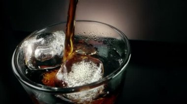 siyah arka plan, eğlenceli ve yaz saati içki cam buz küpleri ile taze kokain görünümü dökme, üst 