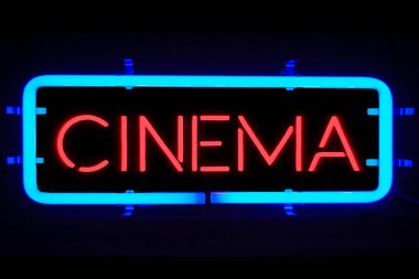 3D render titreşen siyah arka plan, sinema filmi film eğlence işareti kırmızı mavi neon işareti yanıp sönüyor 