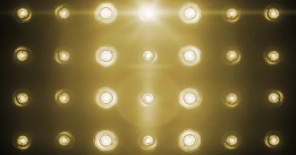 Piscando brilhante dourado palco luzes entretenimento, projetores de holofotes no escuro, ouro quente suave luz holofotes greve no preto — Fotografia de Stock