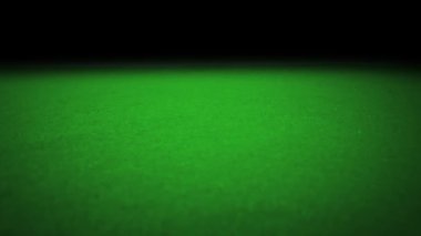 yeşil oyun kumar tablo siyah arka plan üzerine, yavaş hareket ile çekim, spor eğlence eğlence oyun kavramını haddeleme üç kırmızı zar 