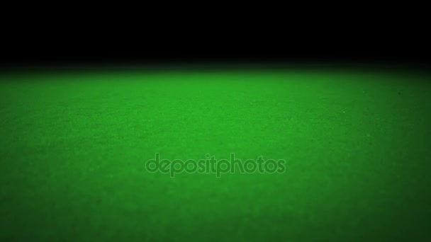 緑ゲーム ギャンブル テーブル黒の背景に、スローモーションで撮影、スポーツ レクリエーション レジャー ゲームのコンセプト上を転がる 3 つの赤いサイコロ — ストック動画
