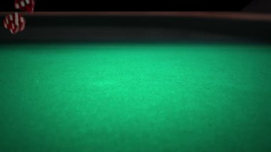 yeşil oyun kumar tablo siyah arka plan üzerine, yavaş hareket ile çekim, spor eğlence eğlence oyun kavramını haddeleme üç kırmızı zar 