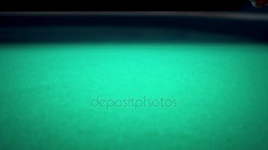 yeşil oyun kumar tablo siyah arka plan üzerine, yavaş hareket ile çekim, spor eğlence eğlence oyun kavramını haddeleme üç kırmızı zar 