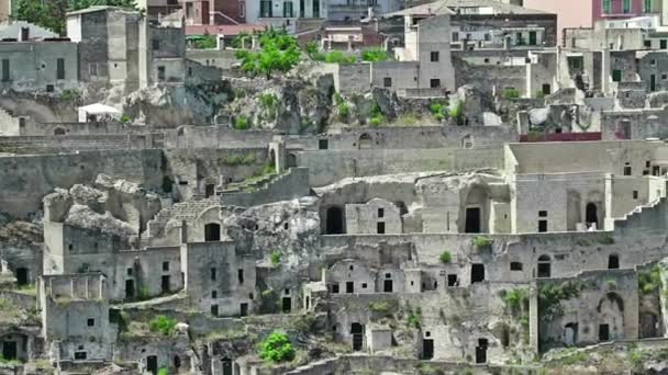 Vista panorámica de las piedras típicas Sassi di Matera y la iglesia de Matera bajo el cielo azul. Basilicata, Italia, alejar la cámara — Vídeos de Stock