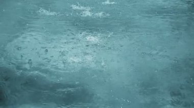 yavaş hareket ağır yağmur su damlaları veya çeşme yüzey sokak, kesintisiz döngü