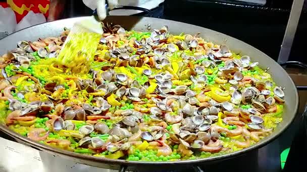 Tencereye İspanyol deniz ürünleri yemek pişirme genel gıda pazarı, İspanya, sağlıklı bir bölümünün tipik gıda ve beslenme paella adlı — Stok video