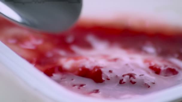 Närbild av friska röda jordgubb och vit yoghurt på sked, begreppet hälsosam mat — Stockvideo