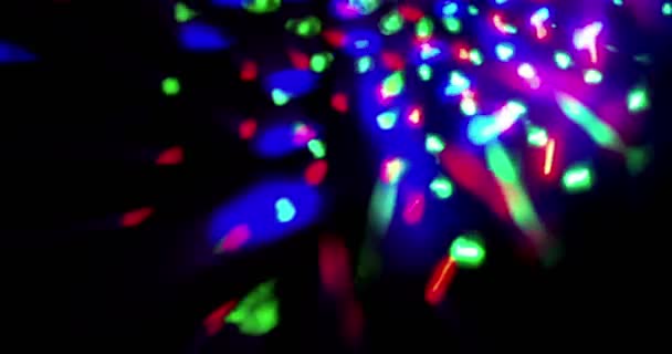 Knipperende glanzende multicolor fase lichten cirkelbeweging entertainment discodans, spotlight projectoren in de donkere, kleurrijke zachte licht spotlight staking op zwart — Stockvideo