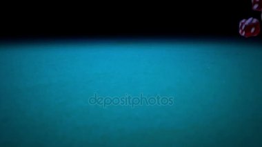 yeşil oyun kumar tablo siyah arka plan üzerine, yavaş hareket ile çekim, spor eğlence eğlence oyun kavramını haddeleme üç kırmızı zar 