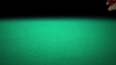 yeşil oyun kumar tablo siyah arka plan üzerine, yavaş hareket ile çekim, spor eğlence eğlence oyun kavramını haddeleme üç kırmızı zar 