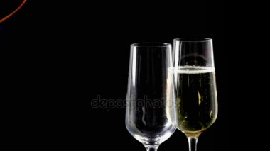 siyah arka plan, yeni yılınız kutlu olsun altın lüks tatil kavramı karşı altın kabarcıkları ile şampanya flüt dolum 