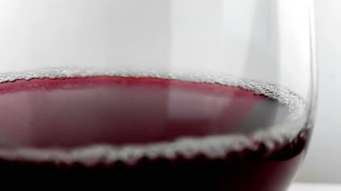 yüksek hızlı kamera ile çekim beyaz arka plan üzerinde beslenme sağlık kavramı, içki bardağına yağan kırmızı şarap damla 