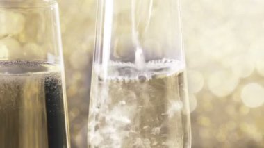 Şampanya altın bokeh arka plan, yeni yılınız kutlu olsun altın lüks tatil kavramı karşı altın kabarcıkları ile dolum flüt 