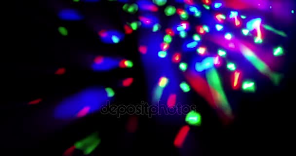 Clignotant brillant multicolore scène lumières mouvement circulaire divertissement disco danse, projecteurs projecteurs dans l'obscurité, lumière douce colorée projecteur frapper sur noir — Video