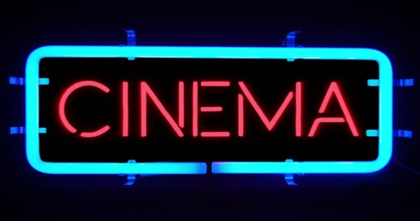 Flimmer blinkar blå neonskylt på svart bakgrund, film film film underhållning logga — Stockvideo