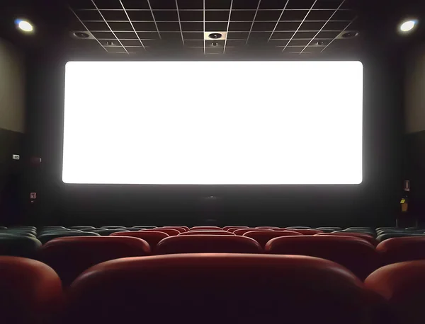 Bioscoop interieur van bioscoop met lege rode en zwarte stoelen — Stockfoto