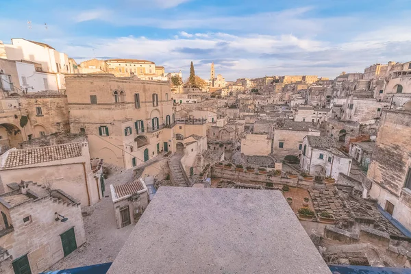 Vista panoramica di pietre tipiche (Sassi di Matera) e chiesa di — Foto Stock