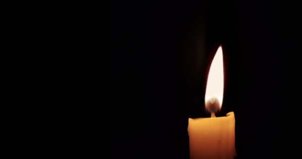 蜡烛烧伤的特写在黑色的背景 与文本的复制空间 假日事件概念的火焰火花闪光 — 图库视频影像