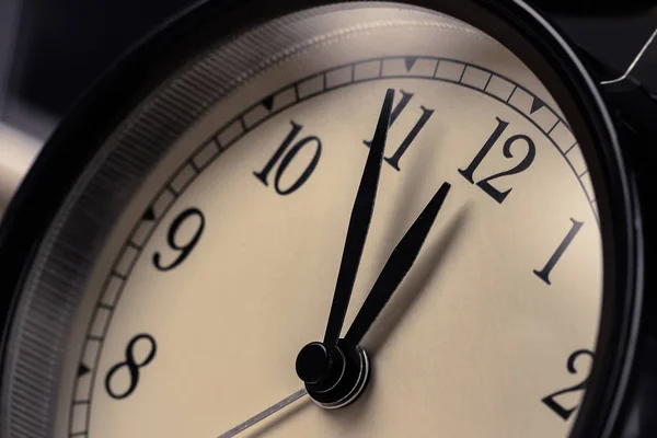 Relógio de alarme vintage está mostrando movimento do meio-dia ou meia-noite. É... Imagens Royalty-Free