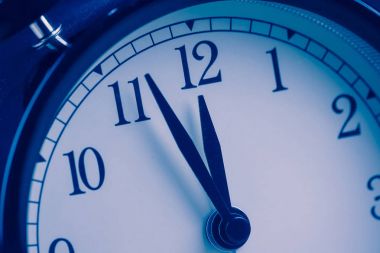 eski vintage çalar saat öğle ya da gece yarısı hareket gösterilen, 