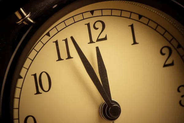 Viejo reloj despertador grunge vintage está mostrando mediodía o medianoche mov —  Fotos de Stock