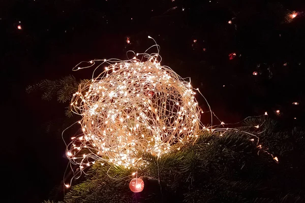 Bola abstracta de luces de brillo de Navidad en árbol de Navidad con sp caliente —  Fotos de Stock