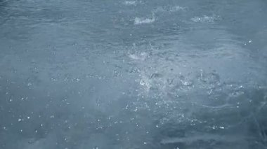 yavaş hareket ağır yağmur su damlaları veya çeşme yüzey sokak, kesintisiz döngü hazır