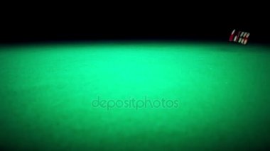 yeşil oyun kumar tablo siyah arka plan üzerine, yavaş hareket ile çekim, spor eğlence eğlence oyun casino kavramı üzerinde haddeleme üç kırmızı zar 