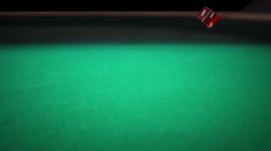 yeşil oyun kumar tablo siyah arka plan üzerine, yavaş hareket ile çekim, spor eğlence eğlence oyun casino kavramı üzerinde haddeleme üç kırmızı zar 