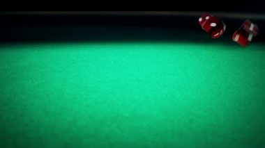 yeşil oyun kumar tablo siyah arka plan üzerine, yavaş hareket ile çekim, spor eğlence eğlence oyun casino kavramı üzerinde haddeleme üç kırmızı zar 