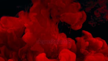 soyut kırmızı mürekkep splash su ağır çekimde atış siyah arka plan üzerine