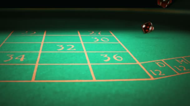 Tre Röda Tärningarna Rulla Grön Spel Gambling Tabell Svart Bakgrund — Stockvideo