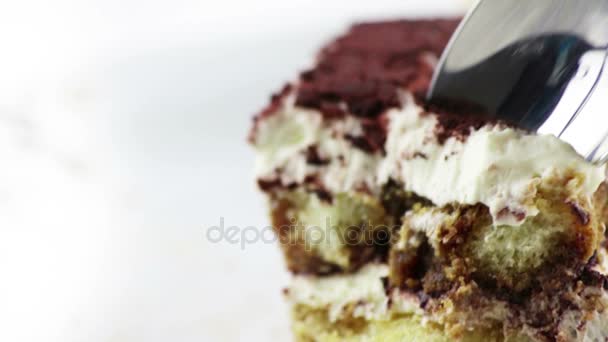 Uomo Usa Cucchiaio Mangiare Deliziosa Torta Tiramisù Fatta Casa Dolce — Video Stock