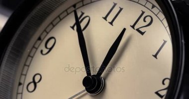 Vintage çalar saat öğle ya da gece yarısı hareket gösteriyor. Saat 12 yönünde, tatil mutlu yeni yıl Festival ve Noel veya öğle yemeği kavramı, hızlandırılmış etkisi olduğunu