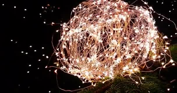 Abstrakte Weihnachtsglitzerlichter Kugel Weihnachtsbaum Mit Warmem Funkeln Bokeh Auf Schwarzem — Stockvideo