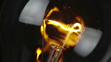 açmak ve siyah arka plan üzerine, eski stil atmosfer konsept dahili devre dışı, retro vintage ampul ile tungsten teknoloji yakın çekim 