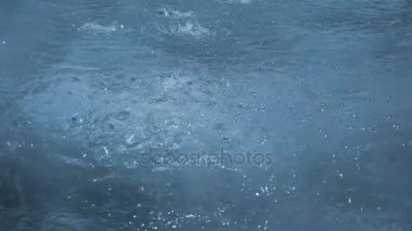 yavaş hareket ağır yağmur su damlaları veya çeşme yüzey sokak, kesintisiz döngü hazır