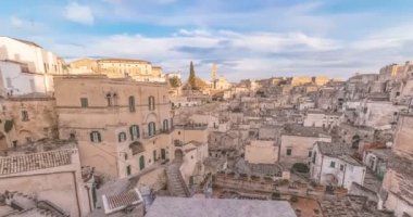 panoramik manzaralı tipik taşlar Sassi di Matera ve kilise Matera mavi gökyüzünün altında. Basilicata, İtalya gökyüzünde bulutlar hareketi ile