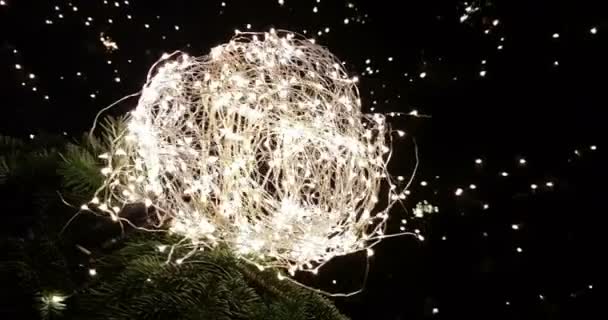 Abstrakte Weihnachtsglitzerlichter Kugel Weihnachtsbaum Mit Warmem Funkeln Bokeh Auf Schwarzem — Stockvideo