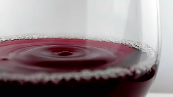 Gota Vinho Tinto Caindo Copo Bebida Fundo Branco Conceito Cuidados — Vídeo de Stock