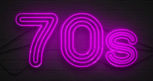 迪斯科舞70S 霓虹符号灯徽标文本泛色紫蓝色和绿色黑色砖背景 复古风格的闪烁效果 — 图库视频影像