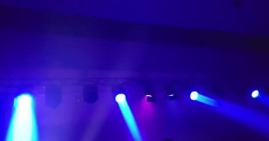 siyah zemin üzerine koyu, mavi yumuşak ışık spot Strike yanıp sönen hareket eğlence spot ışığı projektörleri soyut mavi ve mor mor, parlak parlak sahne ışıkları