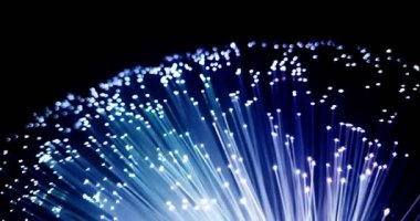 Mavi degrade büyüyen grup ile detayını fade optik lifler arka plan, teknoloji hızlı ışık etkisini sinyal için yüksek hızlı internet bağlantısı, kamera hareketi zoom